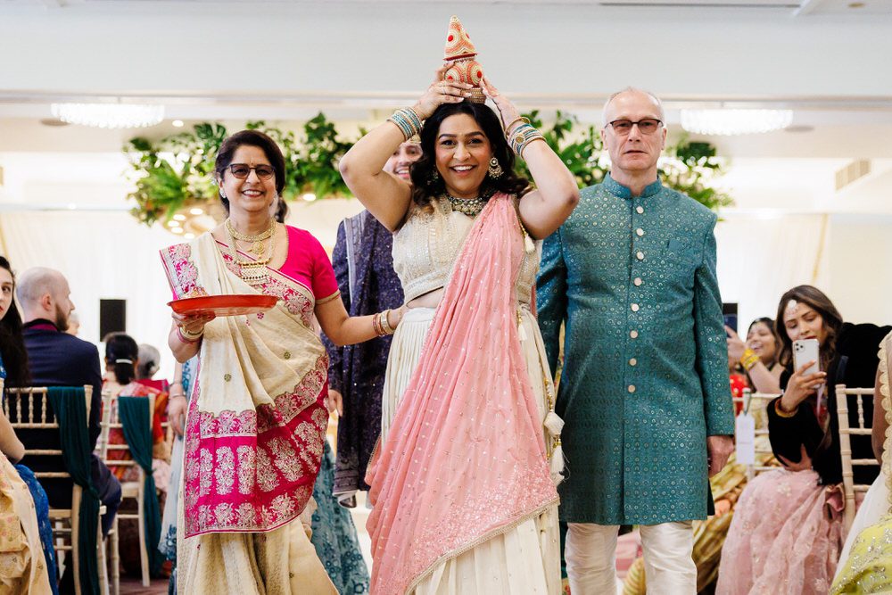 Gujarati Hindu wedding welcoming ceremony